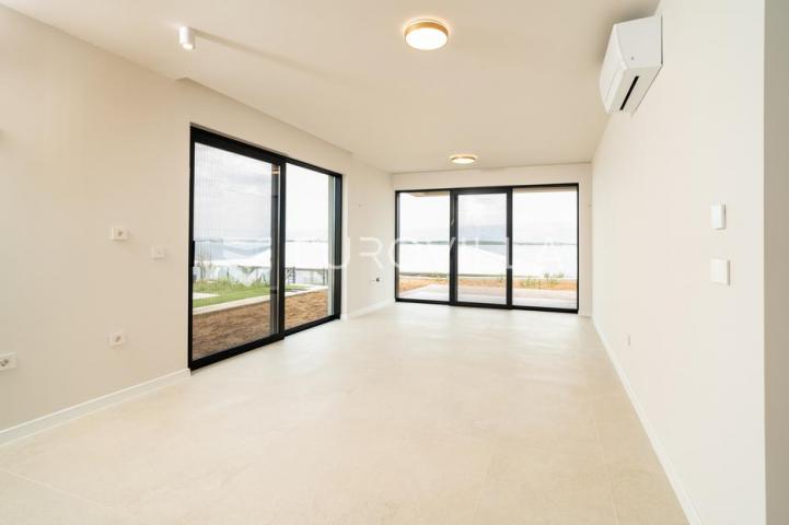 Zadar, Privlaka, luksuzni dvosoban stan 1. red do mora, 85,57 m²