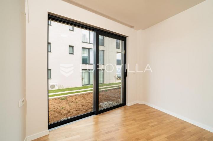 Zadar, Privlaka, luksuzni dvosoban stan 1. red do mora, 85,57 m²