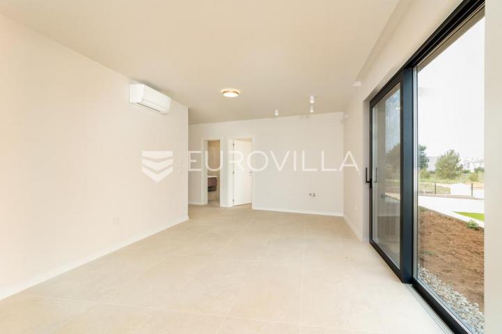 Zadar, Privlaka, luksuzni dvosoban stan 1. red do mora, 85,57 m²