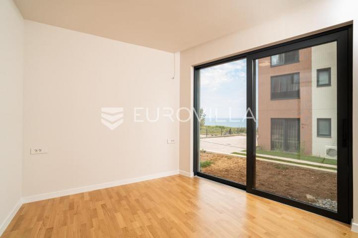 Zadar, Privlaka, luksuzni dvosoban stan 1. red do mora, 85,57 m²