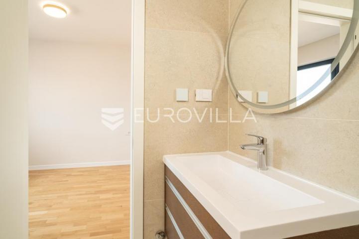 Zadar, Privlaka, luksuzni dvosoban stan 1. red do mora, 85,57 m²