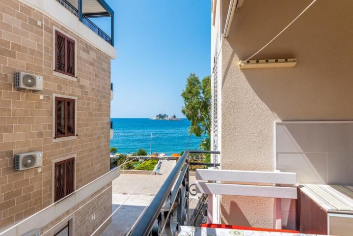One-bedroom apartment on the first line to the sea, Petrovac (Budva)