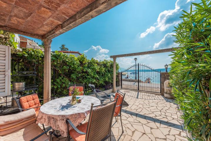 Authentic stone house on the first line to the sea, Baosici