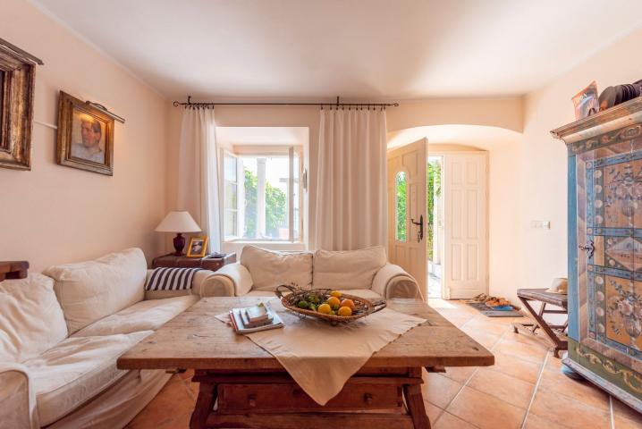 Authentic stone house on the first line to the sea, Baosici