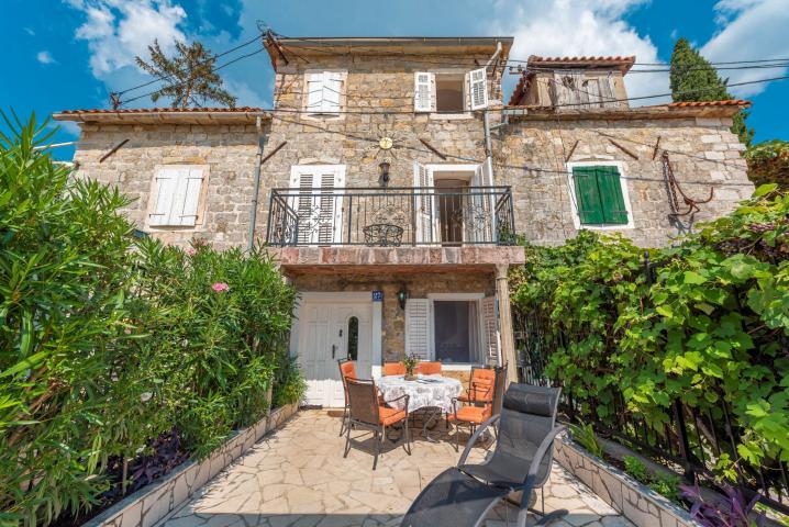 Authentic stone house on the first line to the sea, Baosici