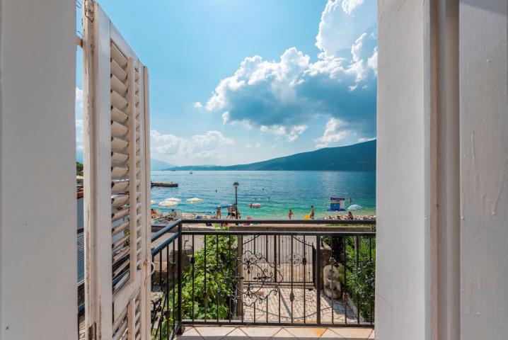 Authentic stone house on the first line to the sea, Baosici