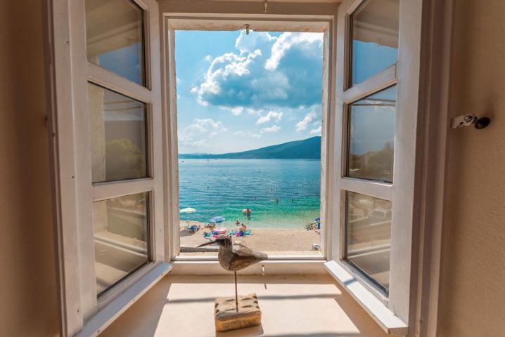 Authentic stone house on the first line to the sea, Baosici