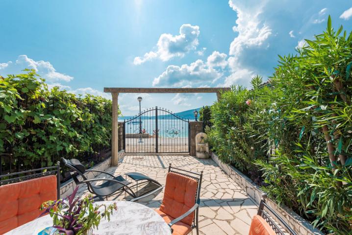 Authentic stone house on the first line to the sea, Baosici