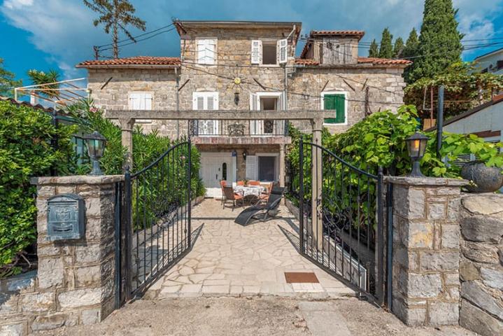 Authentic stone house on the first line to the sea, Baosici