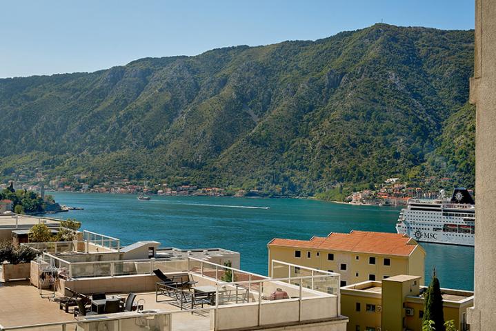 Furnished, two-bedroom apartment with partial sea view, 