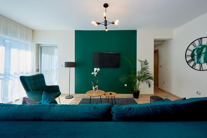 Furnished, two-bedroom apartment with partial sea view, 