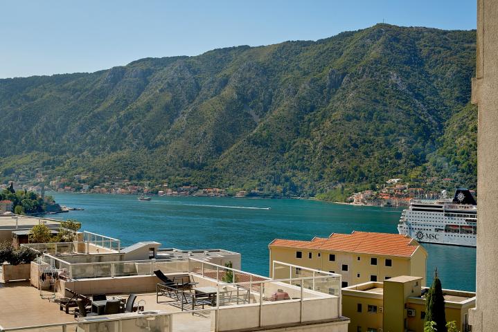 Furnished, two-bedroom apartment with partial sea view, 