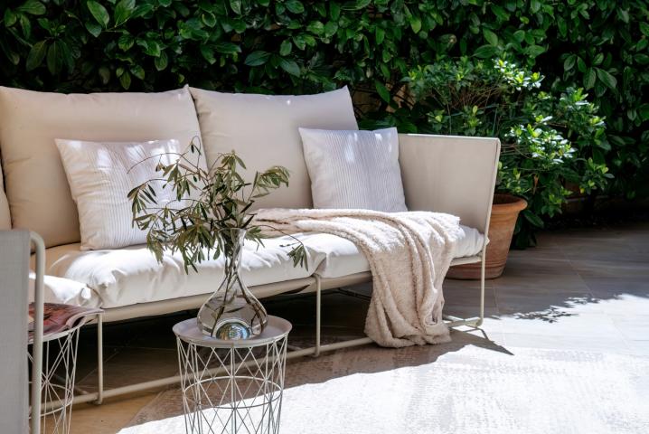 Two-bedroom apartment with a spacious terrace and parking space, 