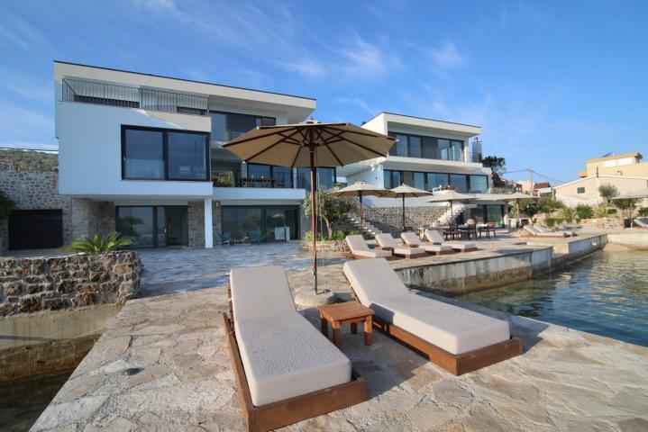 A unique villa with a 40 m wide seafront, 