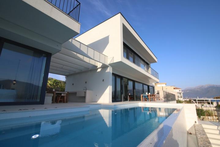 A unique villa with a 40 m wide seafront, 