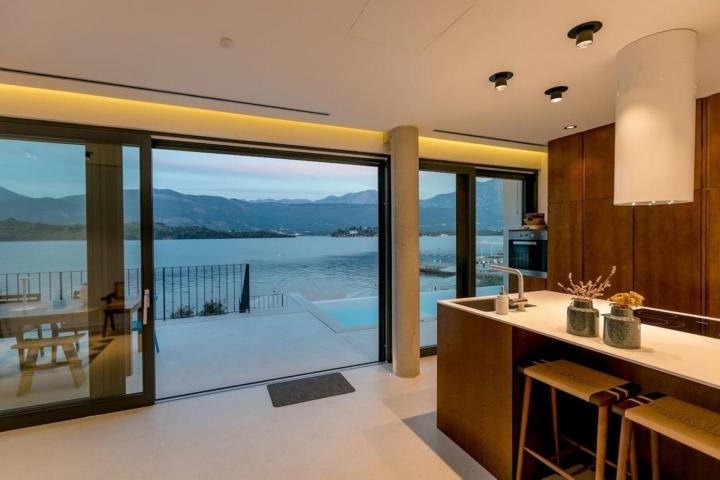 A unique villa with a 40 m wide seafront, 