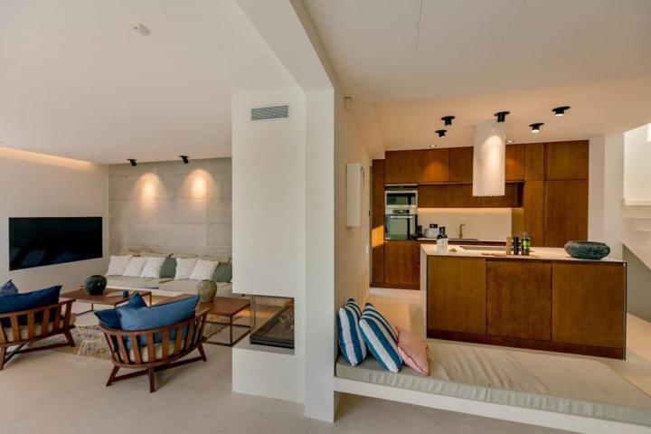 A unique villa with a 40 m wide seafront, 