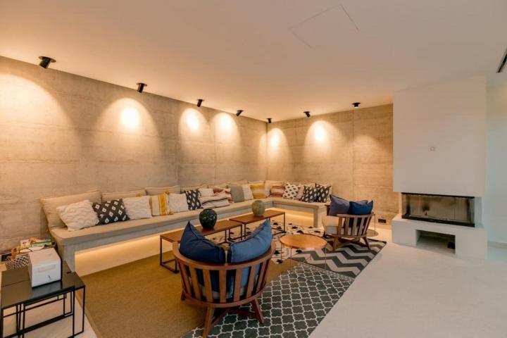 A unique villa with a 40 m wide seafront, 
