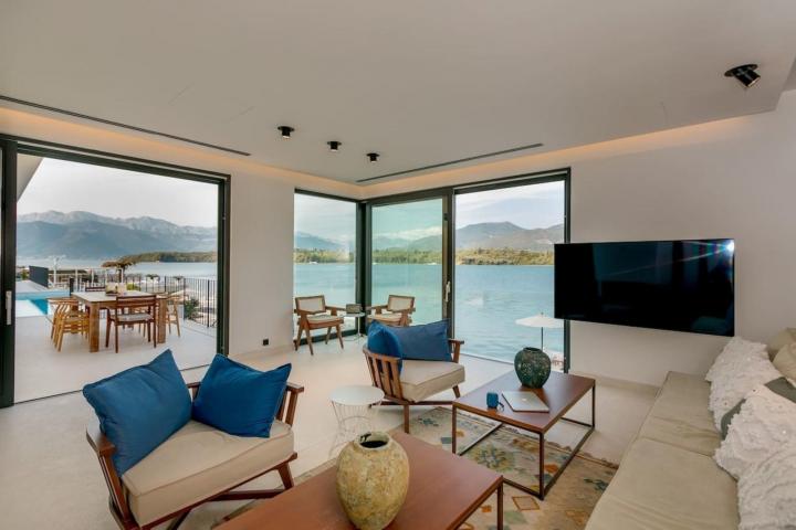 A unique villa with a 40 m wide seafront, 