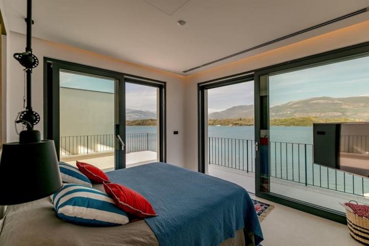 A unique villa with a 40 m wide seafront, 