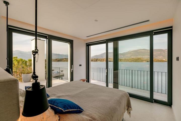 A unique villa with a 40 m wide seafront, 