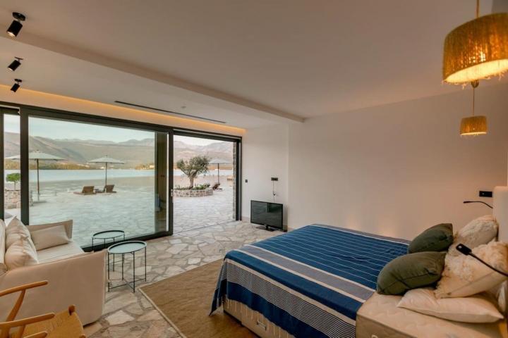 A unique villa with a 40 m wide seafront, 