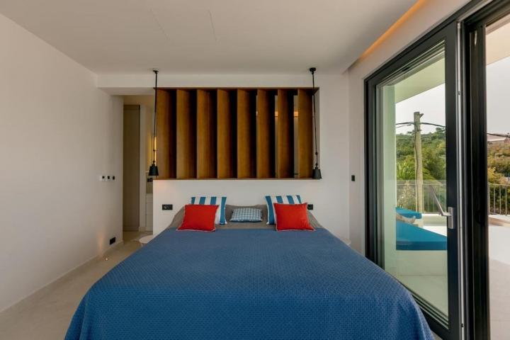 A unique villa with a 40 m wide seafront, 