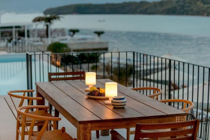 A unique villa with a 40 m wide seafront, 