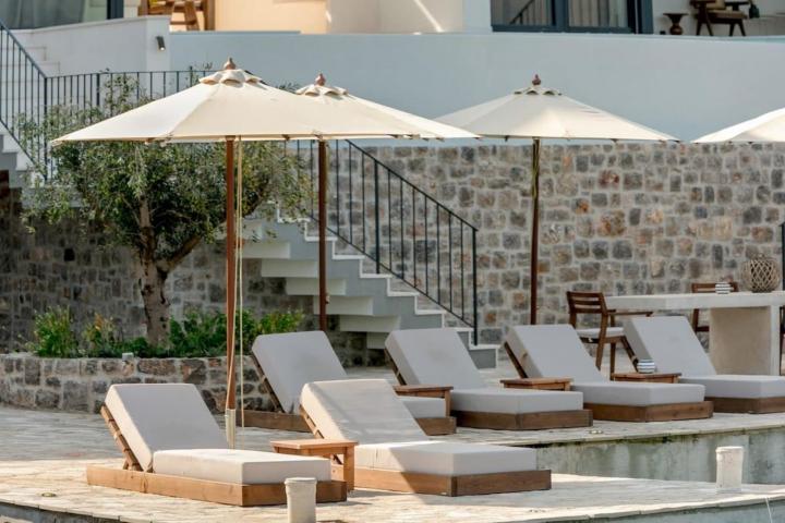 A unique villa with a 40 m wide seafront, 