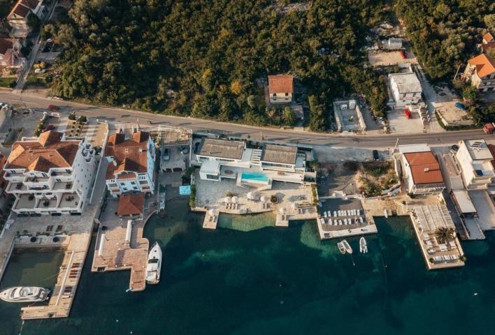 A unique villa with a 40 m wide seafront, 