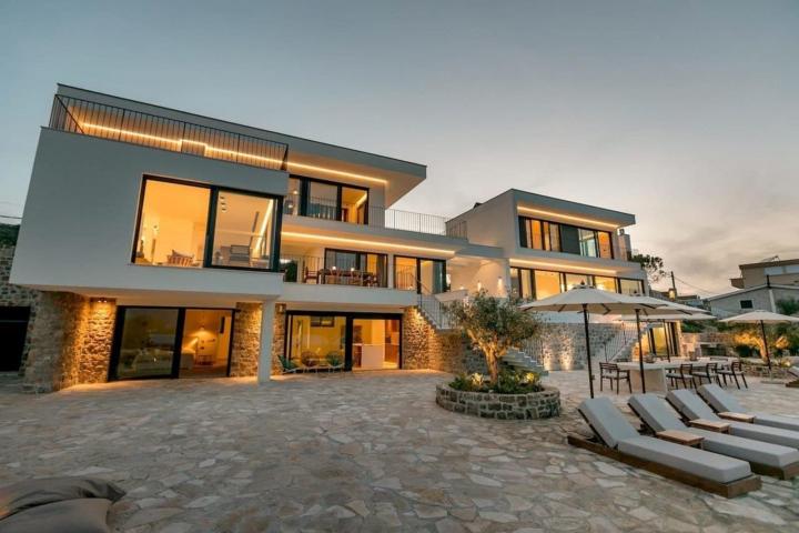 A unique villa with a 40 m wide seafront, 
