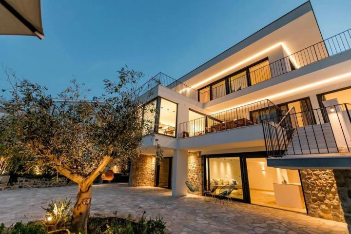 A unique villa with a 40 m wide seafront, 