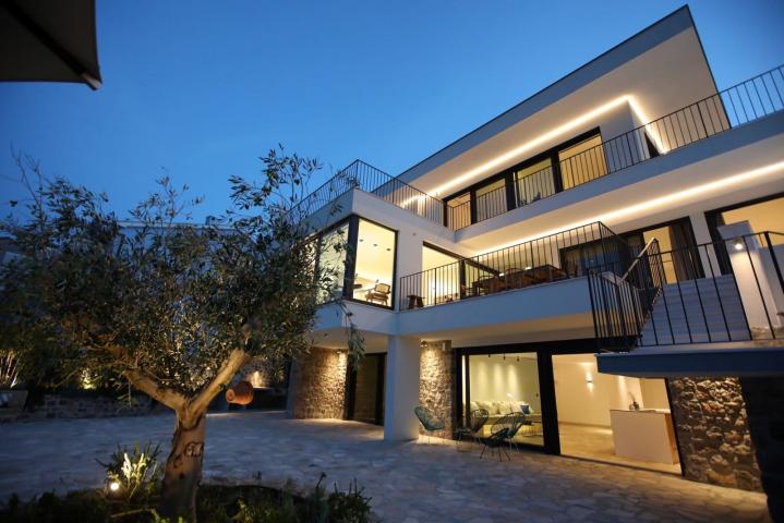 A unique villa with a 40 m wide seafront, 
