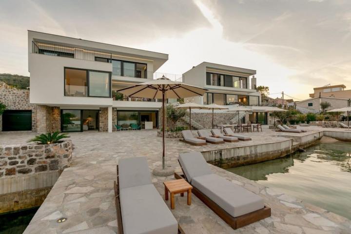A unique villa with a 40 m wide seafront, 