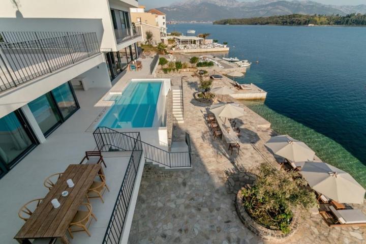 A unique villa with a 40 m wide seafront, 