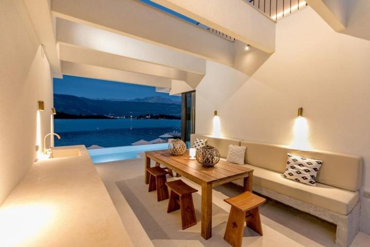 A unique villa with a 40 m wide seafront, 