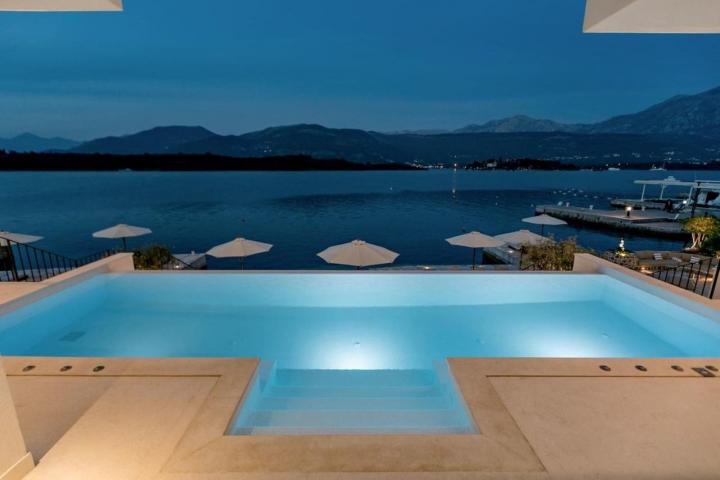 A unique villa with a 40 m wide seafront, 