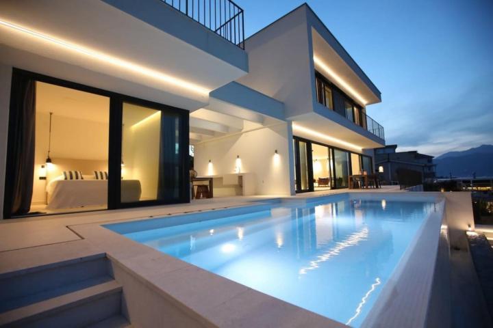 A unique villa with a 40 m wide seafront, 