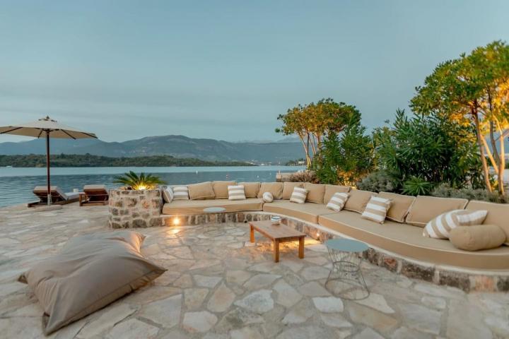 A unique villa with a 40 m wide seafront, 