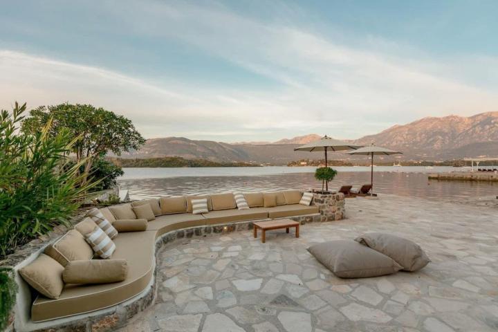 A unique villa with a 40 m wide seafront, 