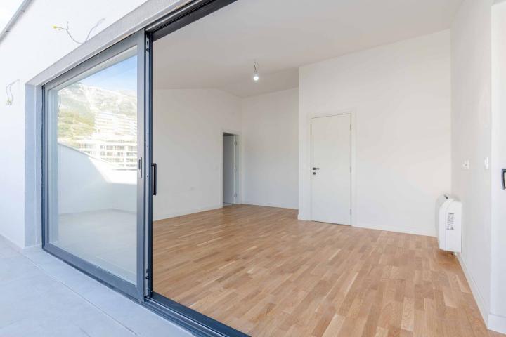 Three-bedroom penthouse with sea view, Rafailovici