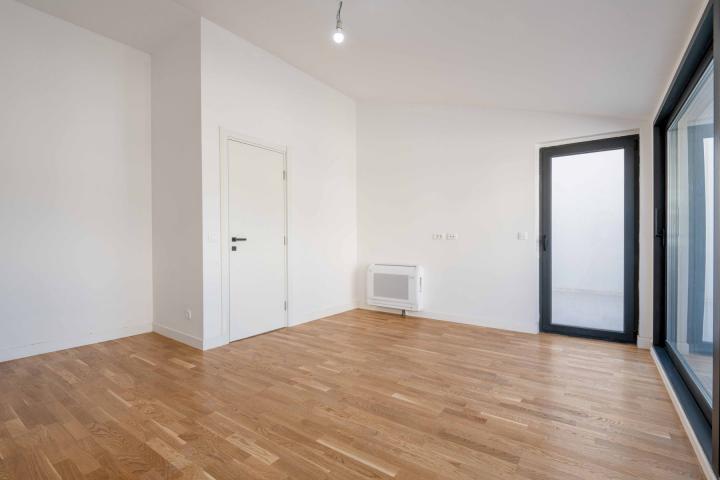 Three-bedroom penthouse with sea view, Rafailovici