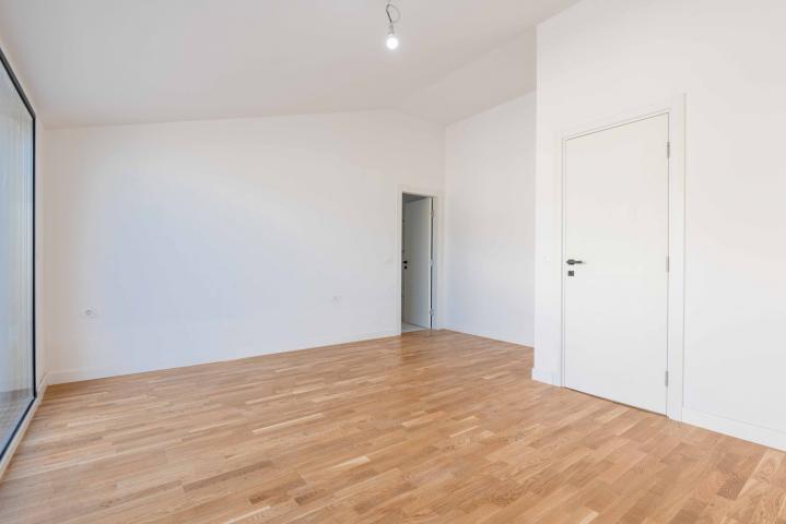 Three-bedroom penthouse with sea view, Rafailovici