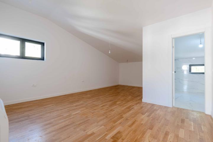 Three-bedroom penthouse with sea view, Rafailovici