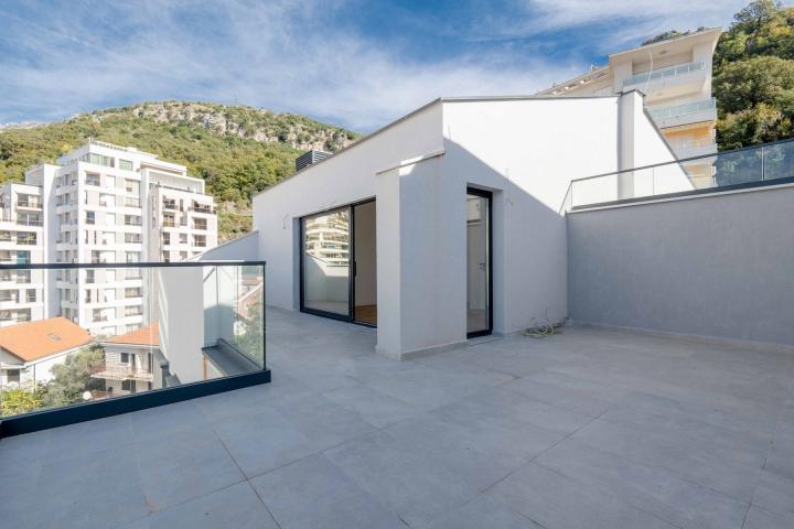 Three-bedroom penthouse with sea view, Rafailovici