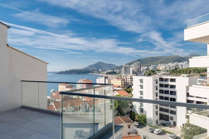 Three-bedroom penthouse with sea view, Rafailovici