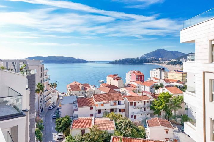 Three-bedroom penthouse with sea view, Rafailovici