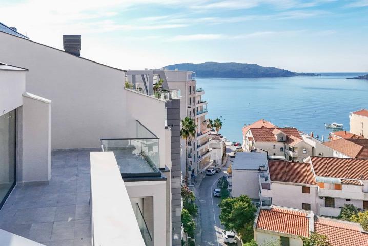 Three-bedroom penthouse with sea view, Rafailovici