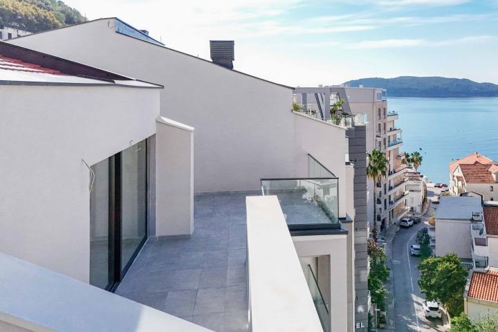 Three-bedroom penthouse with sea view, Rafailovici