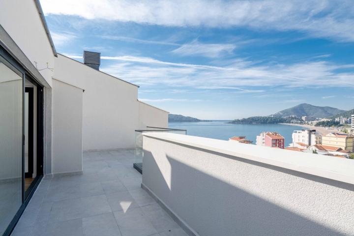 Three-bedroom penthouse with sea view, Rafailovici
